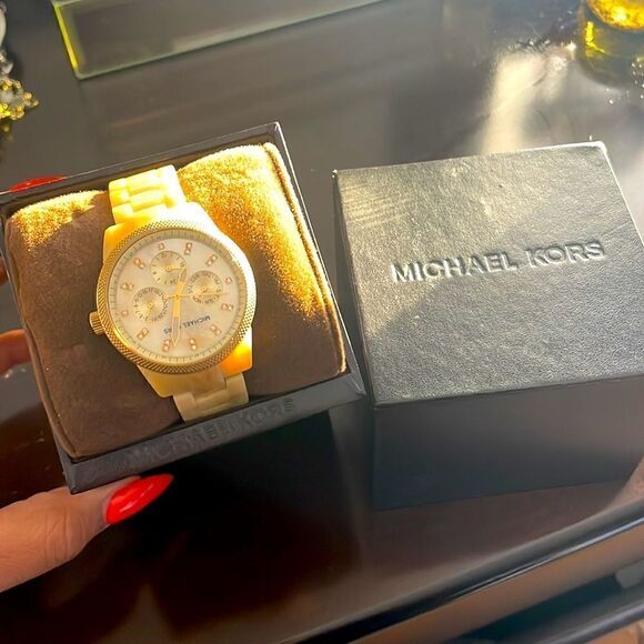 Michael Kors Tortoise Band Watch - Picture 4 of 4